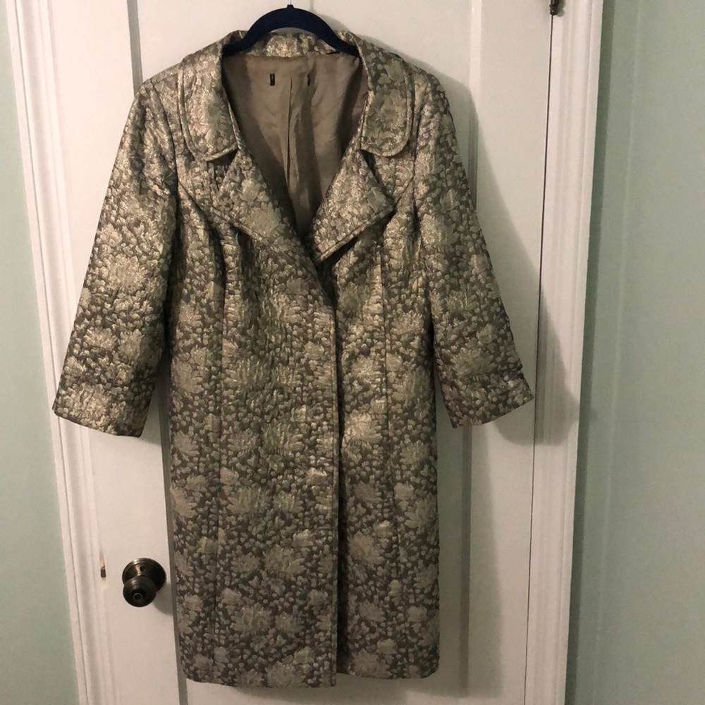 Single breasted Brocade coat with round collar